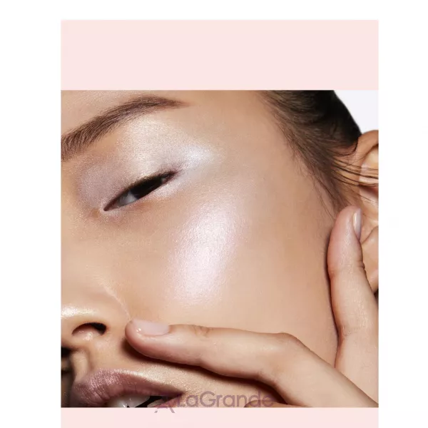 M.A.C Hyper Real Glow Palette ������� ����������
