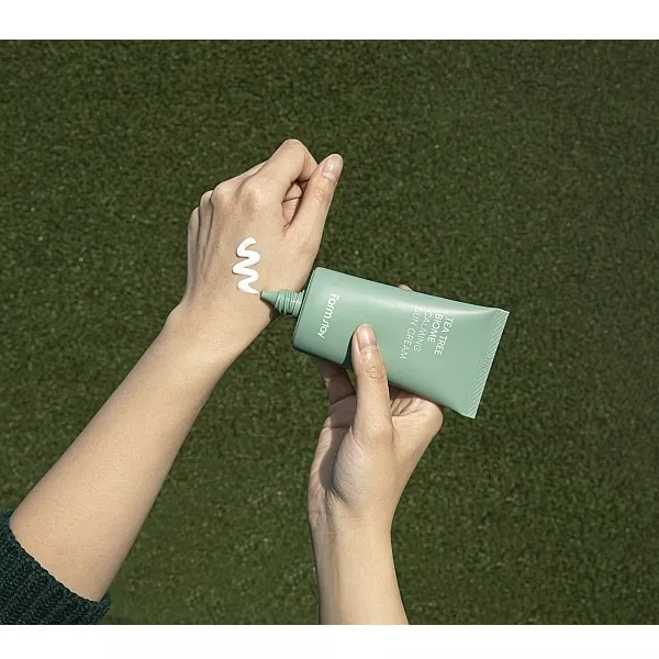 FarmStay Tea Tree Biome Calming Sun Cream ������������� �������������� ����